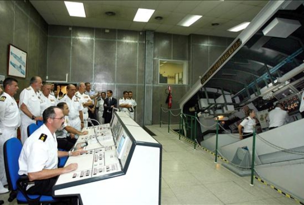 Don Juan Carlos presencia un ejercicio en uno de los simuladores