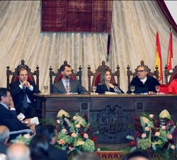 Los Príncipes, en la mesa presidencial, con el presidente de la Junta de Castilla y León, el rector de la Universidad de Salamanca, el ministro de Edu