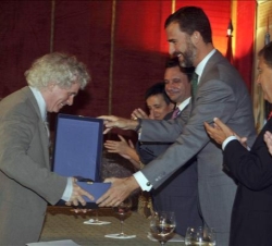 Don Felipe entrega el premio Don Juan de Borbón de la Música al director principal de la Orquesta Filarmónica de Berlín, Simon Rattle