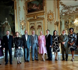 Fotografía de grupo antes del almuerzo ofrecido por Su Majestad la Reina de Dinamarca en el Palacio de Amalienborg