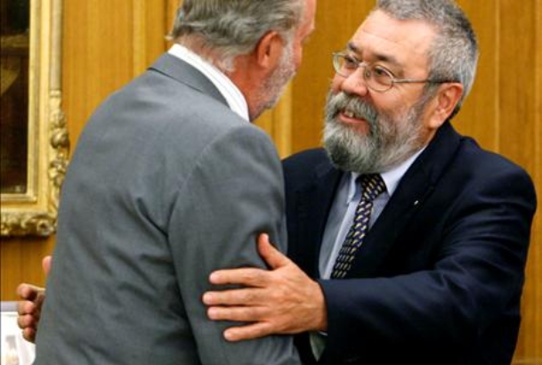 Don Juan Carlos recibe el saludo del secretario general de UGT, Cándido Méndez
