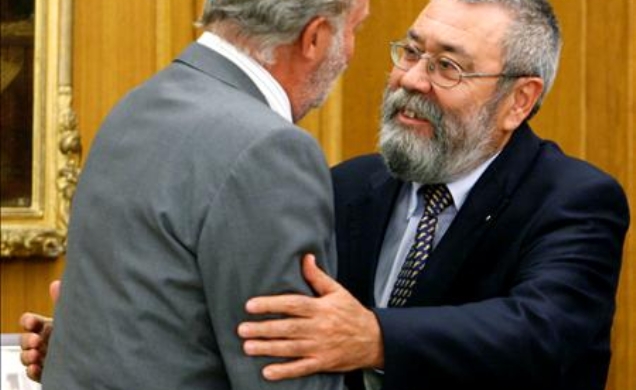 Don Juan Carlos recibe el saludo del secretario general de UGT, Cándido Méndez