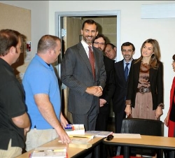 Don Felipe y Doña Letizia conversan con los alumnos del Instituto Cervantes de Albuquerque