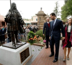Don Felipe y Doña Letizia, junto al monumento en honor de Don Diego de Vargas