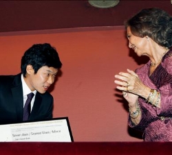 La Reina aplaude al ganador del premio, el compositor coreano Jae-moon Lee