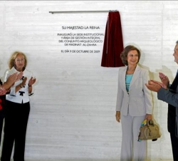 Su Majestad al Reina descubre una placa conmemorativa en presencia del presidente de la Junta de Andalucía, José Antonio Martínez Griñán, la president