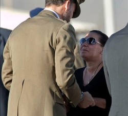 Don Felipe da el pésame a la madre del cabo Cristo A. Cabello Santana