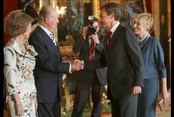 Sus Majestades los Reyes saludan al presidente del Gobierno y a su esposa