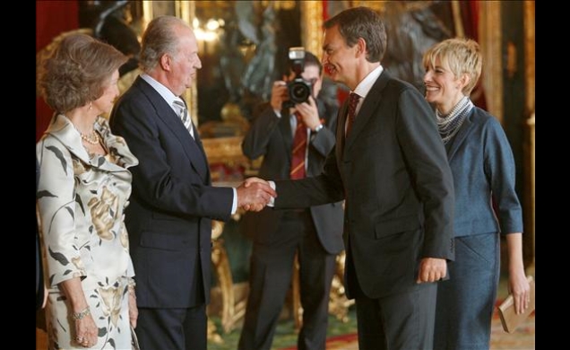 Sus Majestades los Reyes saludan al presidente del Gobierno y a su esposa