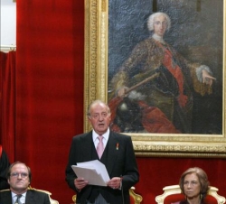 Su Majestad el Rey acompañado por Su Majestad la Reina durante su intervención