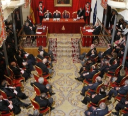 Don Juan Carlos y Doña Sofía en la apertura del Curso de las Reales Academias