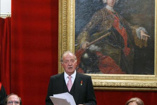 Su Majestad el Rey acompañado por Su Majestad la Reina durante su intervención