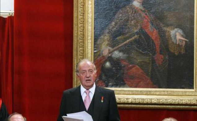 Su Majestad el Rey acompañado por Su Majestad la Reina durante su intervención
