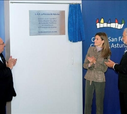 Su Alteza Real descubre una placa conmemorativa con motivo de su visita