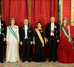 Los Reyes y los Príncipes, con el Presidente Sleiman y su esposa, antes de la cena de gala en el Palacio Real de Madrid