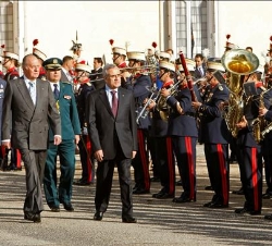 Don Juan Carlos y el Presidente Sleiman pasan revista a las tropas en la despedida oficial