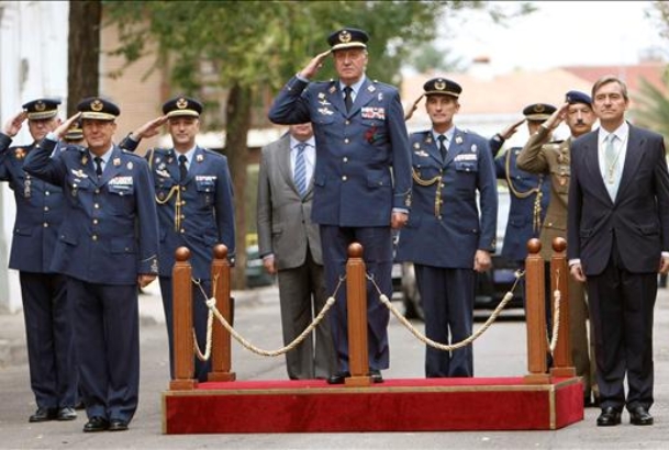 El Rey durante su visita al Archivo Histórico del Ejército del Aire