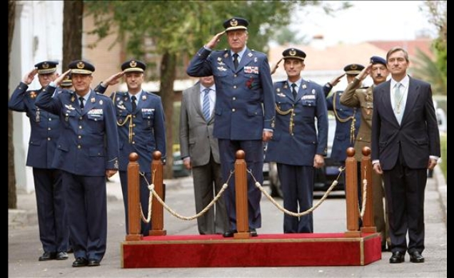 El Rey durante su visita al Archivo Histórico del Ejército del Aire