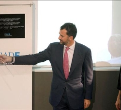 Su Alteza Real el Príncipe de Asturias, junto a Su Alteza Real la Princesa de Asturias, descubre una placa con motivo de la inauguración del nuevo Cam