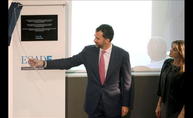 Su Alteza Real el Príncipe de Asturias, junto a Su Alteza Real la Princesa de Asturias, descubre una placa con motivo de la inauguración del nuevo Cam