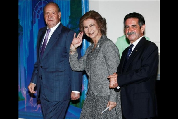 Sus Majestades los Reyes acompañados del presidente del Gobierno de Cantabria, Miguel Angel Revilla, a su llegada al Palacio de Festivales