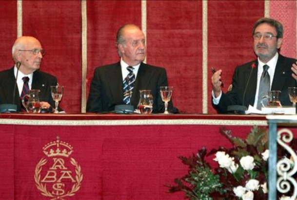Don Juan Carlos junto al presidente de la República Italiana, Giorgio Napolitano, y el ex-ministro de Defensa y presidente del capítulo español del Fo