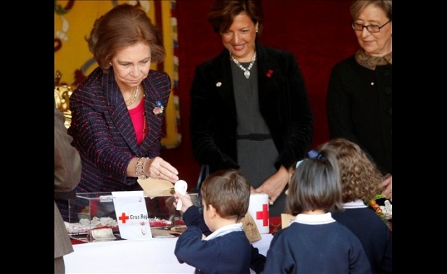 Doña Sofía junto a unos niños que realizaron su donativo a la Cruz Roja