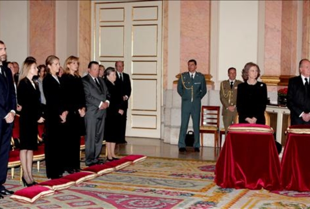 La Familia Real durante el funeral por el Conde de Latores