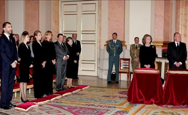 La Familia Real durante el funeral por el Conde de Latores