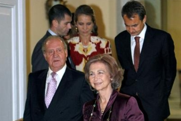 Sus Majestades los Reyes, Su Alteza Real la Infanta Doña Elena y el presidente del Gobierno a su llegada a la reunión del Patronato del Instituto Cerv