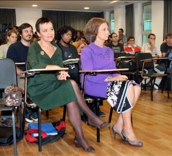 Doña Sofía en una de las aulas durante la inauguración