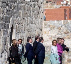 Doña Letizia, acompañada de la alcaldesa de Zamora, Rosa Valdeón, y del arquitecto del Castillo, Paco Somoza, y otras autoridades, durante su visita a