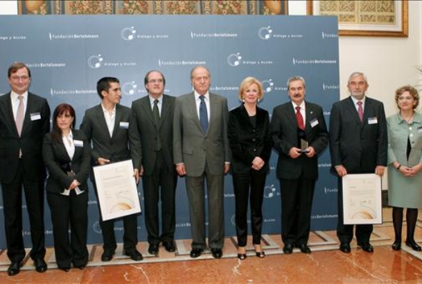 Fotografía de grupo junto a los premiados