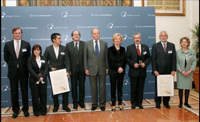 Fotografía de grupo junto a los premiados