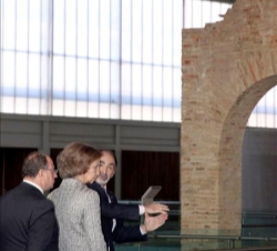 Doña Sofía junto al director de la excavación, José Antonio Abasolo, y al presidente de la Diputación de Palencia, Enrique Martin, durante el recorrid