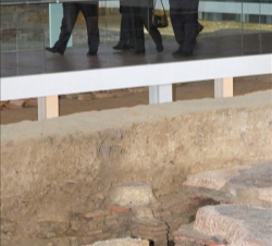 Doña Sofía durante la visita al yacimiento