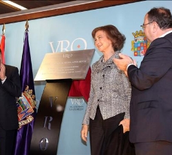 La Reina tras descubrir la placa conmemorativa de su visita
