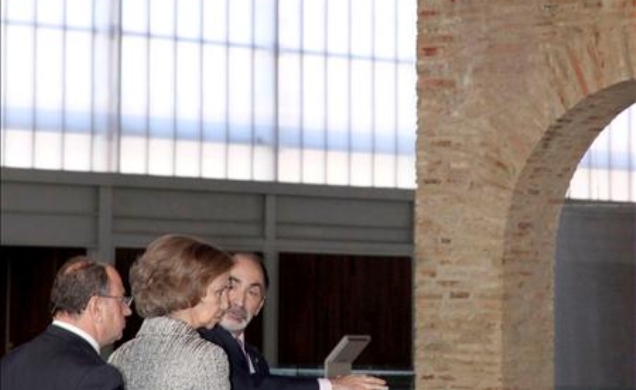 Doña Sofía junto al director de la excavación, José Antonio Abasolo, y al presidente de la Diputación de Palencia, Enrique Martin, durante el recorrid