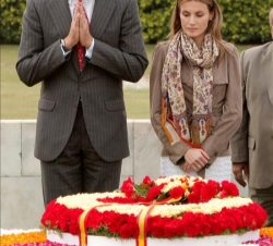 Don Felipe y Doña Letizia rindieron homenaje en el Mausoleo del Mahatma Gandhi
