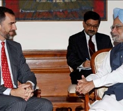 El Príncipe de Asturias conversa con el primer ministro indio, Manmohan Singh