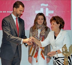 Los Príncipes de Asturias, junto a la directora del Instituto Cervantes, Carmen Caffarel,  fueron invitados a encender con una vela el candelabro de b