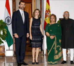 Los Príncipes de Asturias junto al vicepresidente indio, Mohamed Hamid Ansari y su esposa, Salma, en el Palacio de Hyderabad