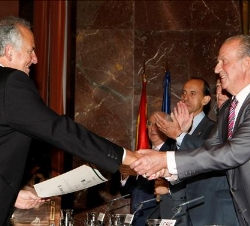 Don Juan Carlos entrega el diploma a Jesús Garzón