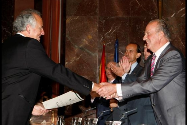 Don Juan Carlos entrega el diploma a Jesús Garzón