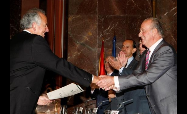 Don Juan Carlos entrega el diploma a Jesús Garzón
