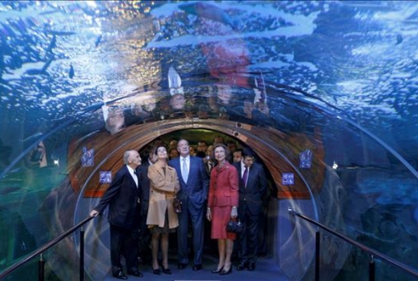 Sus Majestades los Reyes junto a la Princesa de Hannover durante su visita al Aquarium
