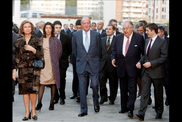 Sus Majestades los Reyes, a su llegada a la sede de El Diario Vasco