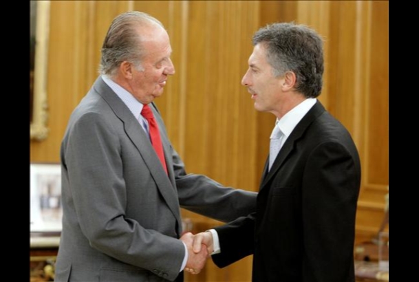 Don Juan Carlos saluda a Mauricio Macri, jefe de Gobierno de la ciudad de Buenos Aires