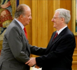 Don Juan Carlos saluda al Presidente de Hungría, László Sólyom