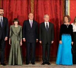Sus Majestades los Reyes, acompañados por Sus Altezas los Príncipes de Asturias, con Sus Excelencias el Presidente de la República de Hungría y su esp
